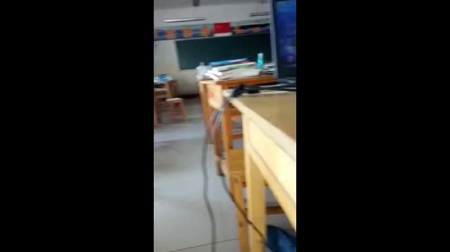 [在线]大白天女生在教室里帮男同学吹萧-jku