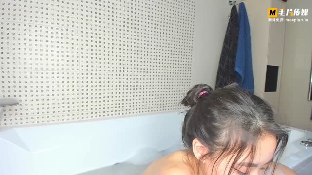 C奶正妹在浴缸全裸洗澡的极致诱惑~-jku