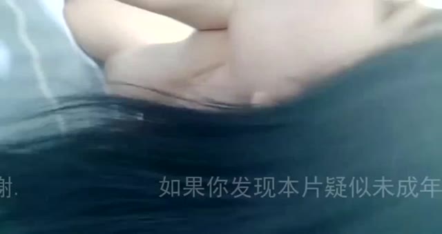 19歲小女友很聽話！邊吃邊抓巨奶的感覺真爽~