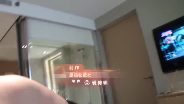 勾搭上大老闆的性感美女在旅館約啪，還騷得忍不住在啪啪前自摸～