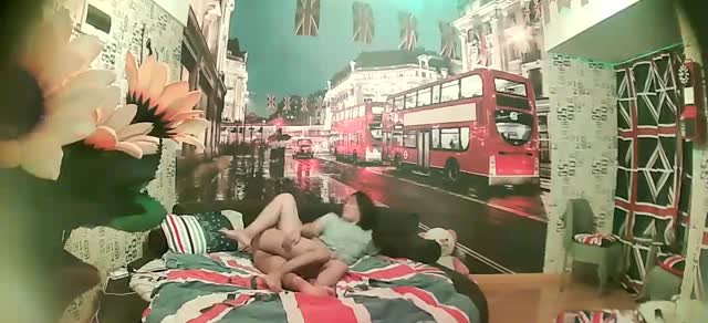 【偷拍】精品特色酒店英国伦敦主题套房偷拍床上搞得还不过瘾来到镜头前的椅子上草-jku