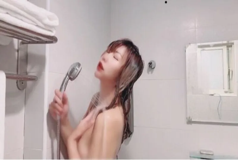 愛愛結束後！還想要一人在浴室洗澡摳穴，性慾太強還想要-jku