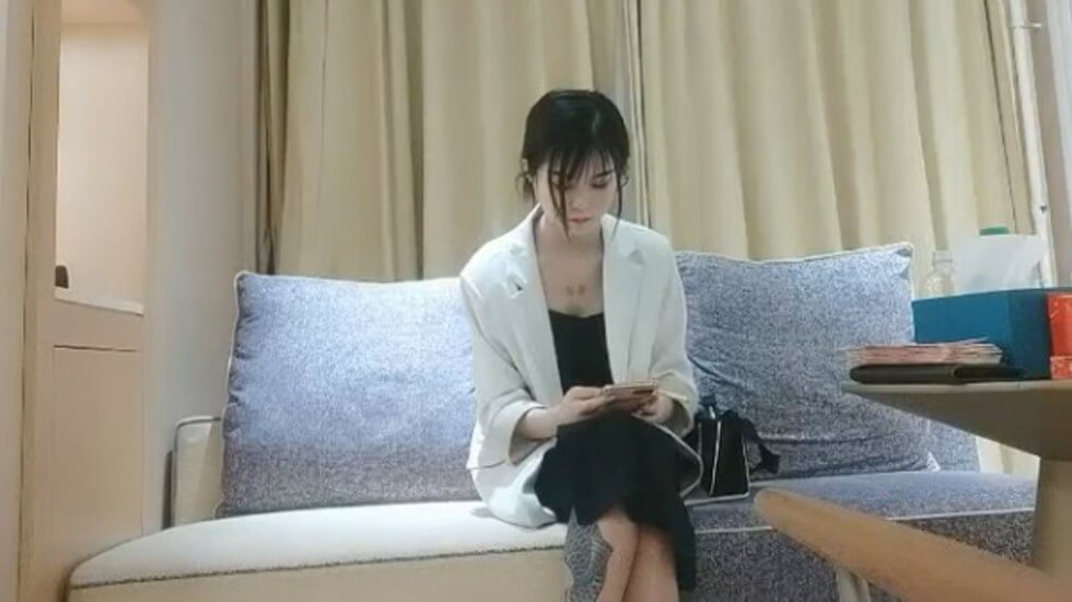 沈先生高价约操极品嫩模捂着嘴爆操<script src=