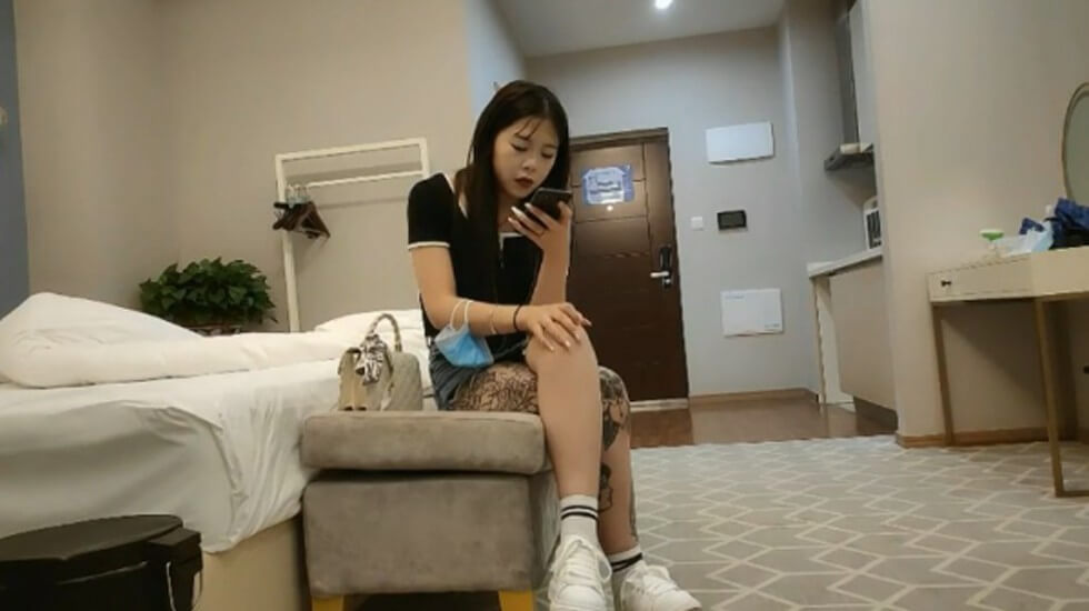 鸭哥寻换牛仔短裤腿上纹身大奶妹揉穴舔逼非常粉嫩掐着脖子后入抽插猛操<script src=
