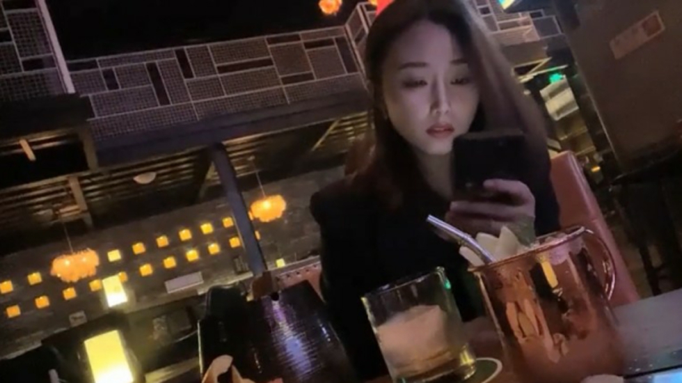 帅哥酒吧钓了个颜值超高的美女,带回酒店灌酒让她喝多趁机上了她-jku