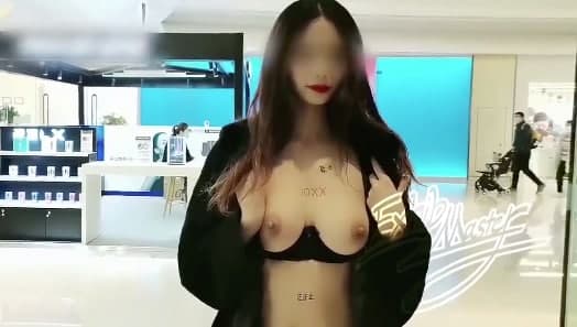 極品女神的戶外露出1