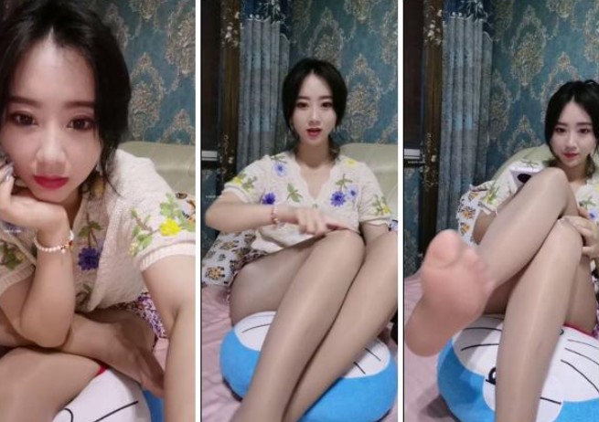 超稀有易直播平台丽柜高颜值女神【然然】露点,小乳头微微翘起,丝袜美足诱惑,性感的打肉臀,天价密码房!<script src=
