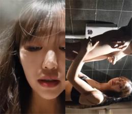 长发美女雪儿粉和男粉丝在网吧厕所约啪，爽到高潮但不敢叫出.-jku