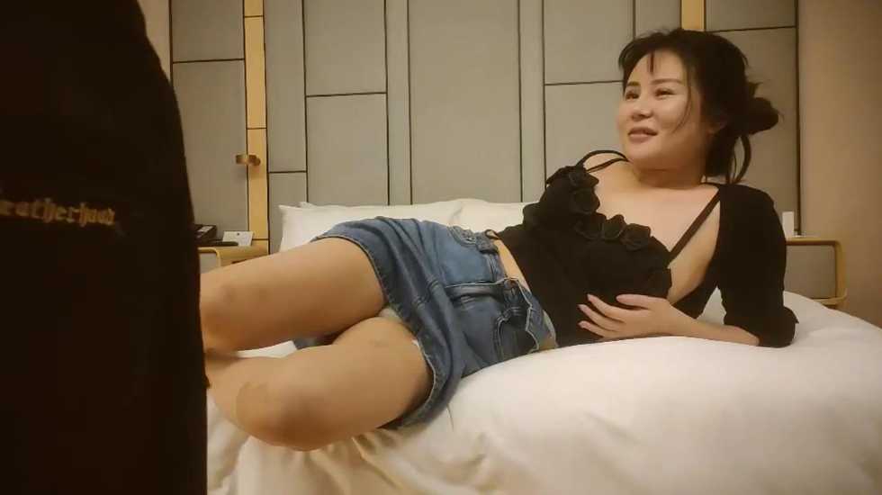欲望熟女老阿姨没被操爽主动免费继续操<script src=